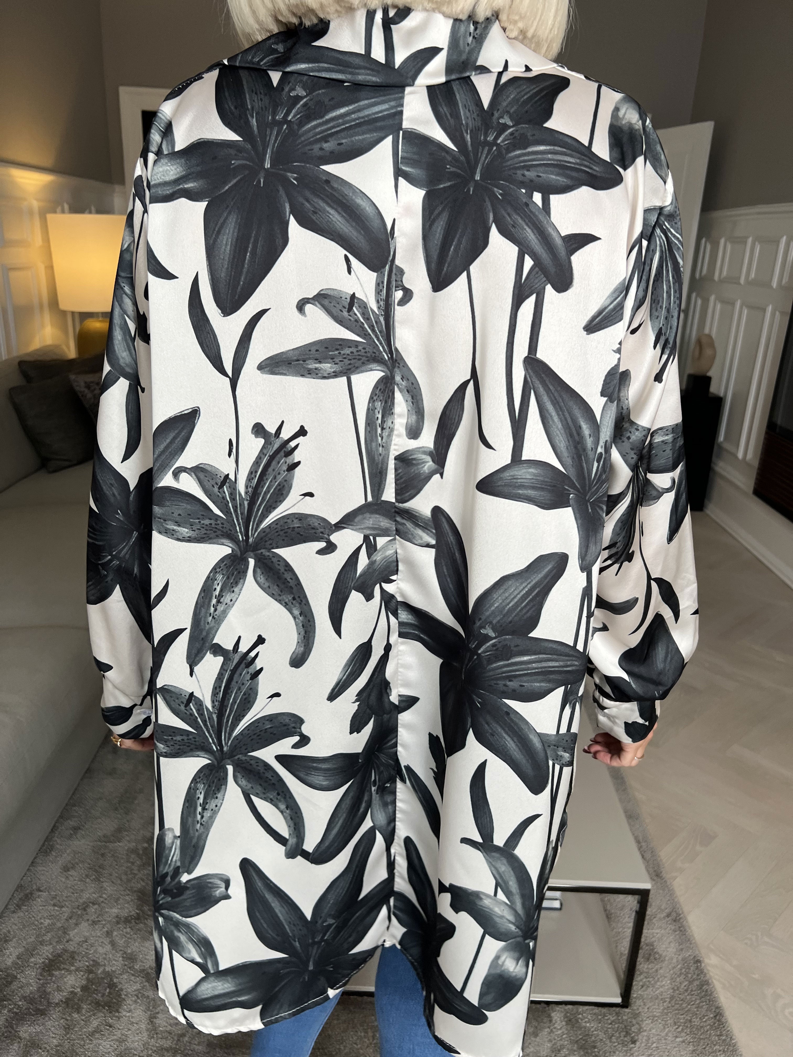 Paradise - Söt skjorta i silkeslook med liljemotiv